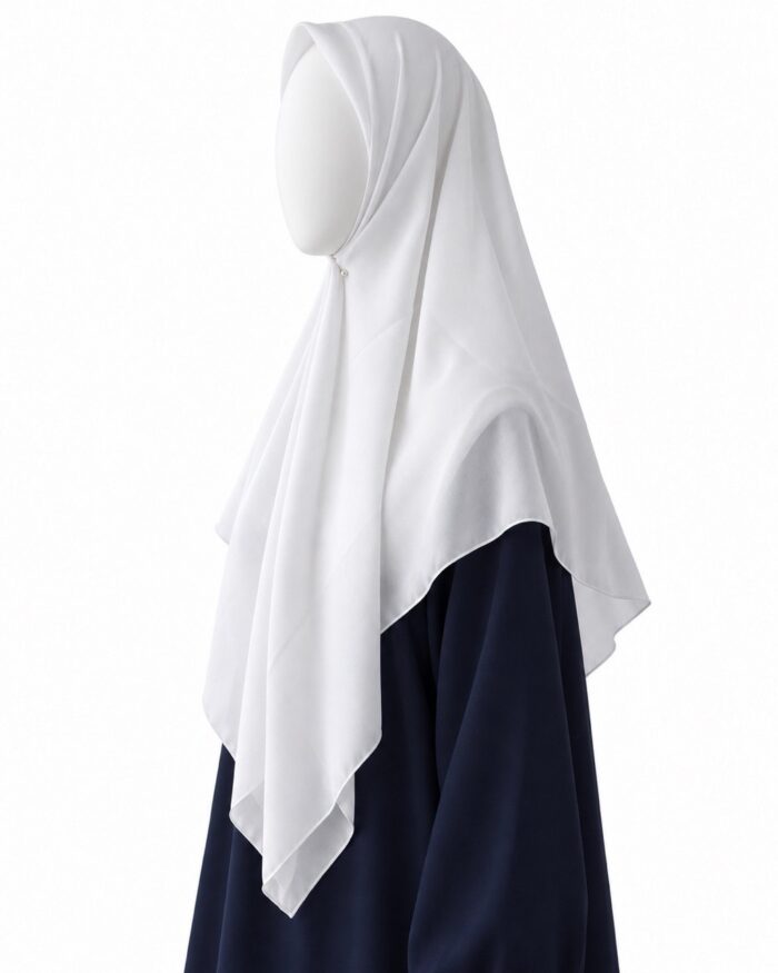 Hijab carré blanc syrien porté sur mannequin, vue de profil montrant le drapé sur les épaules