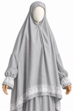 Détail du khimar gris, des manches et de la dentelle florale blanche