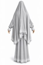 Tenue de prière femme grise vue de dos avec bordures en dentelle blanche