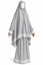 Tenue de prière femme grise avec manches et dentelle blanche, vue de face