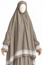 Détail du khimar kaki grisé et de sa dentelle florale blanche