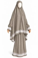 Tenue de prière femme kaki grisé avec manches et dentelle blanche, vue de face