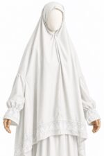 Détail de la dentelle blanche sur les poignets et le khimar blanc cassé