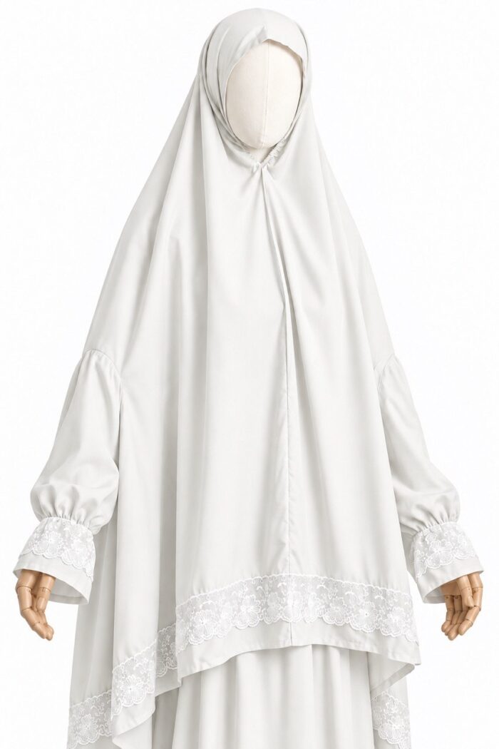 Détail de la dentelle blanche sur les poignets et le khimar blanc cassé