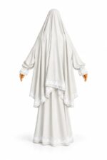 Tenue de prière femme blanc cassé avec manches et dentelle blanche, vue de dos