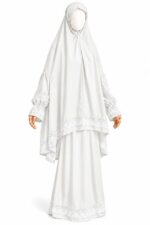 Tenue de prière femme blanc cassé avec manches et dentelle blanche, vue de face