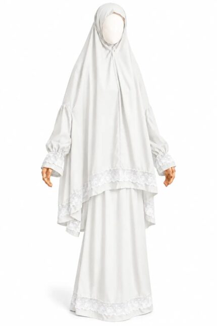 Tenue de prière femme blanc cassé avec manches et dentelle blanche, vue de face