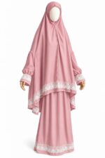 Tenue de prière femme rose avec manches et dentelle blanche, vue de face