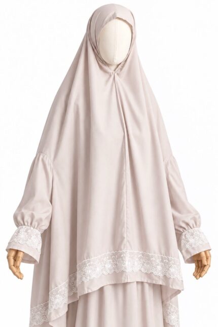Détail du khimar rose poudré et de sa dentelle florale blanche