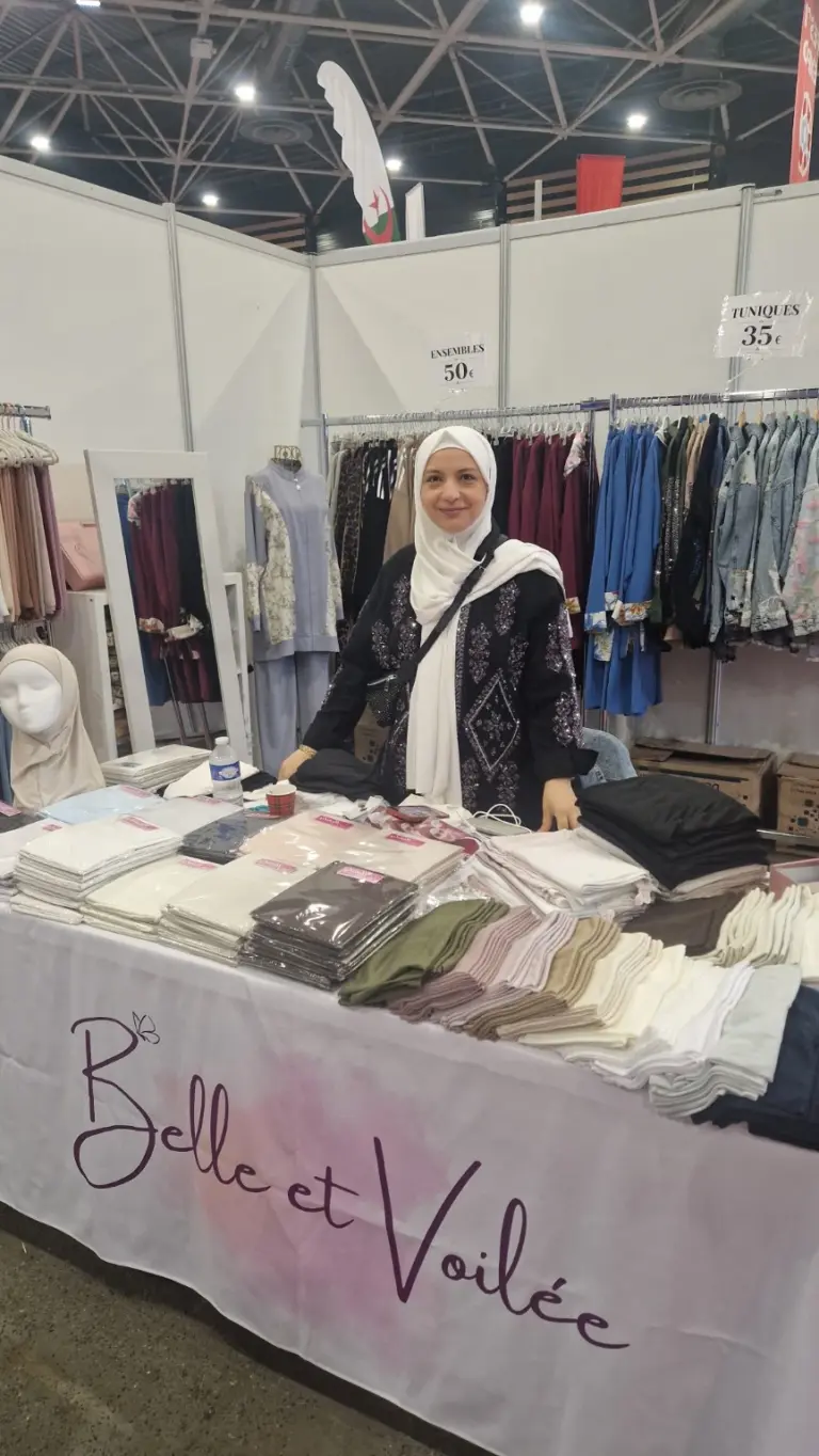 Stand Belle et Voilée à FextiExpo Lyon mai 2026, hijabs, cardigans et ensemble mode pudique