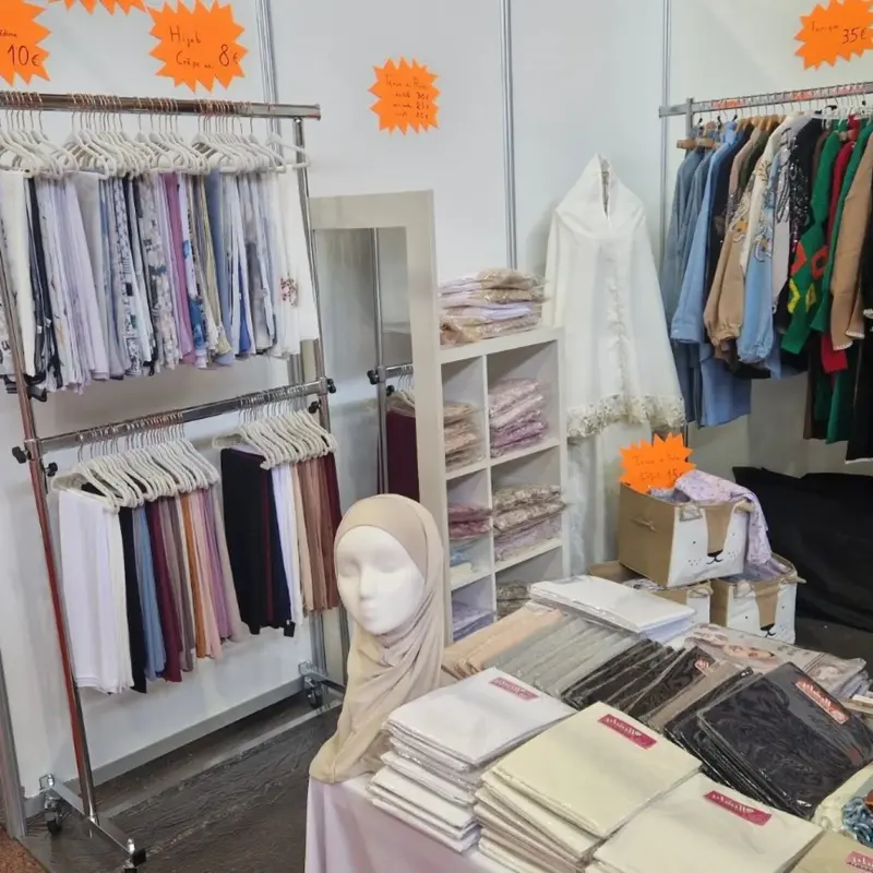 Stand Belle et Voilée à Marhaba Expo Lyon 2026, hijabs, cardigans et ensemble mode pudique