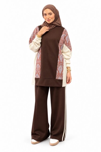 Ensemble marron et crème à motifs cachemire sur fond clair, porté sur fond rouge